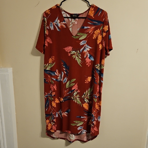 Christian Siriano Dresses & Skirts - Christian Siriano Red Floral V Neck Shirt Dress. In EUc